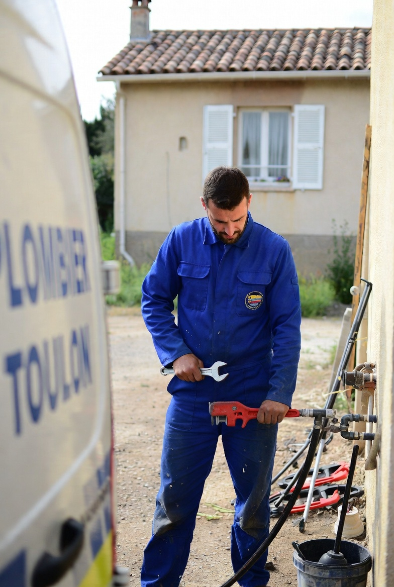 Prix plombier Toulon en 2026 : tarifs, dépannage et devis (83)